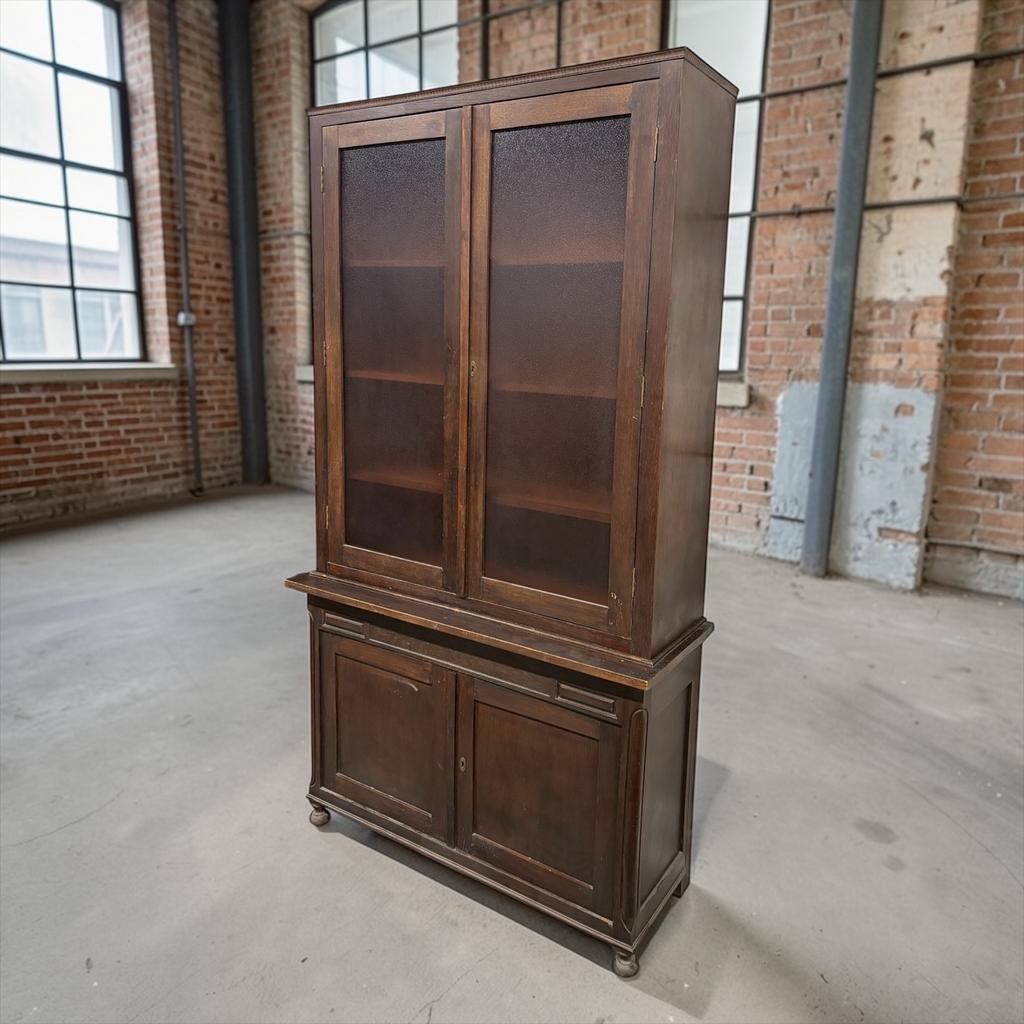 Vintage XL hoge donker houten vitrinekast / kast, Ophalen, Gebruikt, Kast