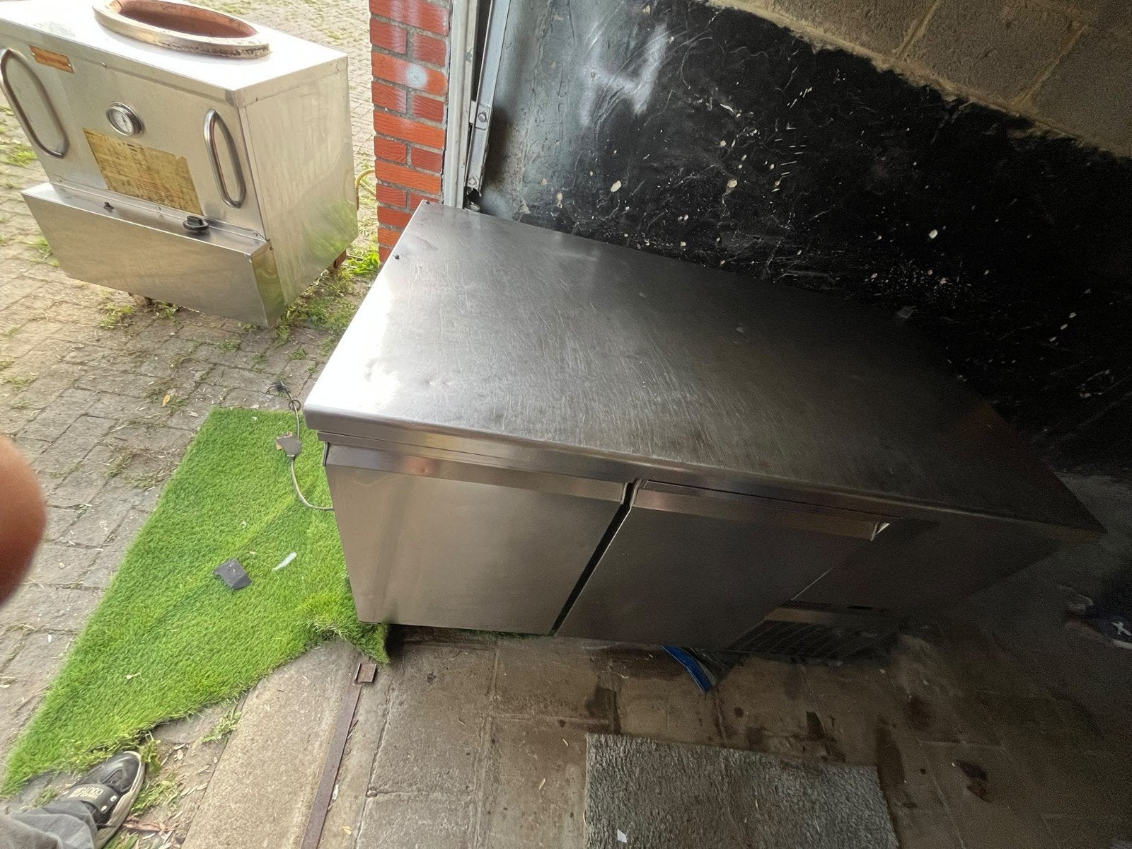 Een robuuste, professionele RVS koelwerkbank met 2 deuren. C, Ophalen