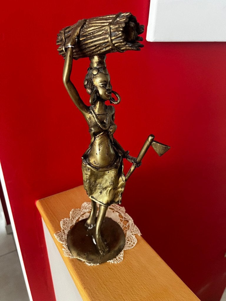 Groot bronzen/messing beeld van een Afrikaanse vrouw, Antiek en Kunst, Ophalen, Brons, 20 - 50 cm, Beeld