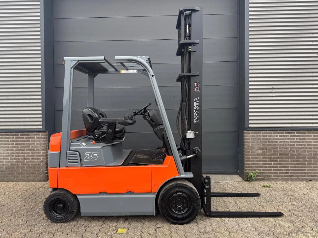 Toyota 7FBMF25 2,5 ton elektrische heftruck (bj 2004), Zakelijke goederen, Machines en Bouw | Heftrucks en Intern transport, 2000 tot 3000 kg