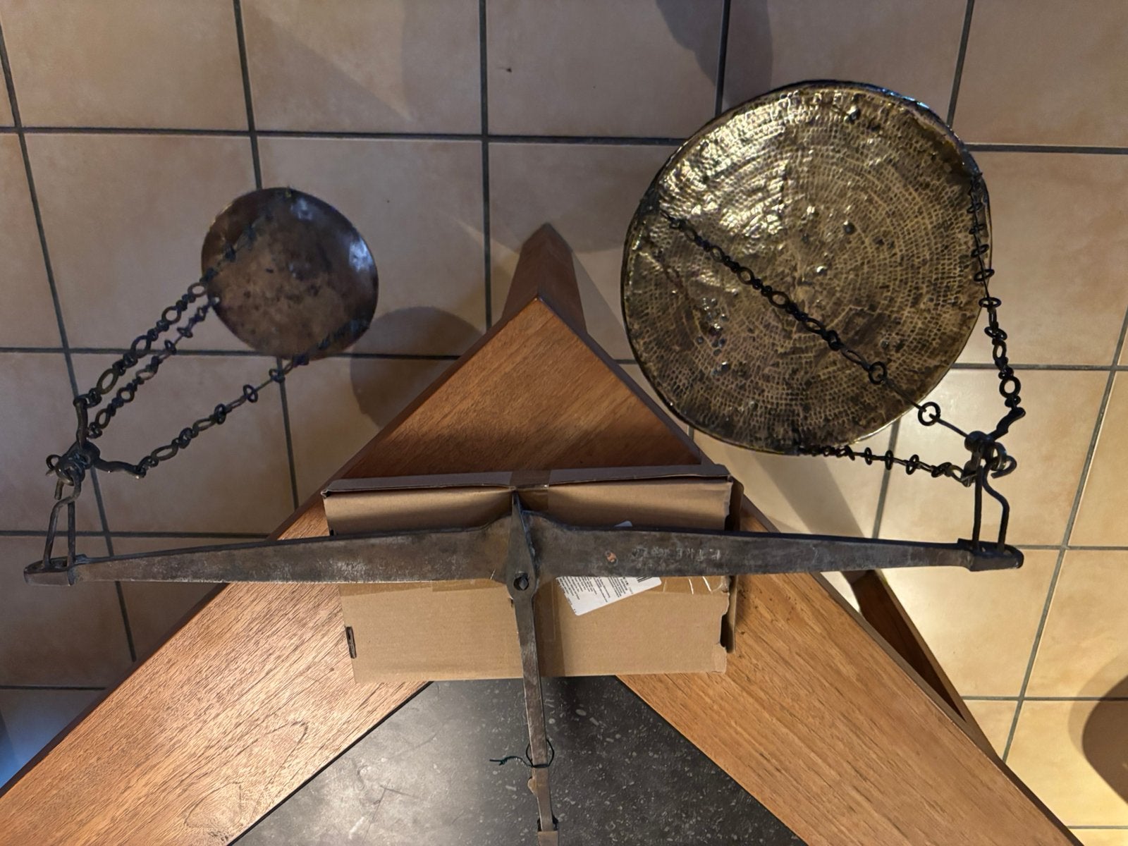 Ancienne balance a plateaux, Enlèvement