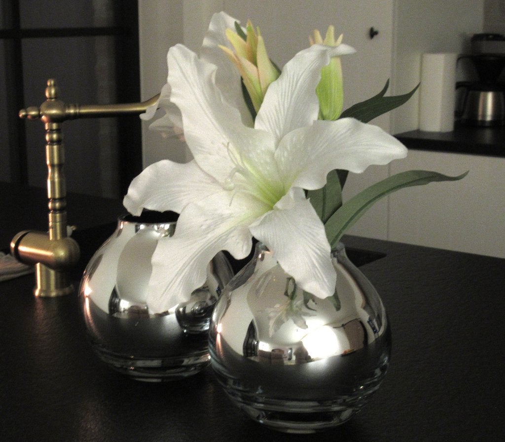 Twee Menu & Qdo spiegelvazen met zijden bloemen, Enlèvement ou Envoi, Comme neuf, Argenté, 18 cm