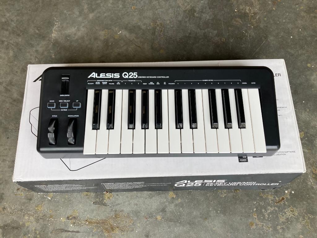Alesis Q25, Ophalen of Verzenden, Zo goed als nieuw