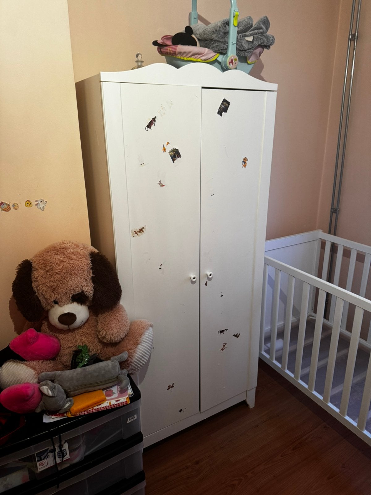 2 armoires et table et chaises enfant a donner, Ophalen, Zo goed als nieuw