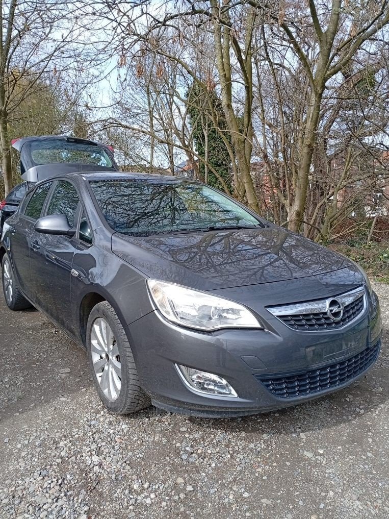 Opel astra J 1.7 cdti, Autos, Opel, Particulier, Astra, Diesel, Hatchback, 5 portes, Boîte manuelle, Argent ou Gris, Noir, Enlèvement