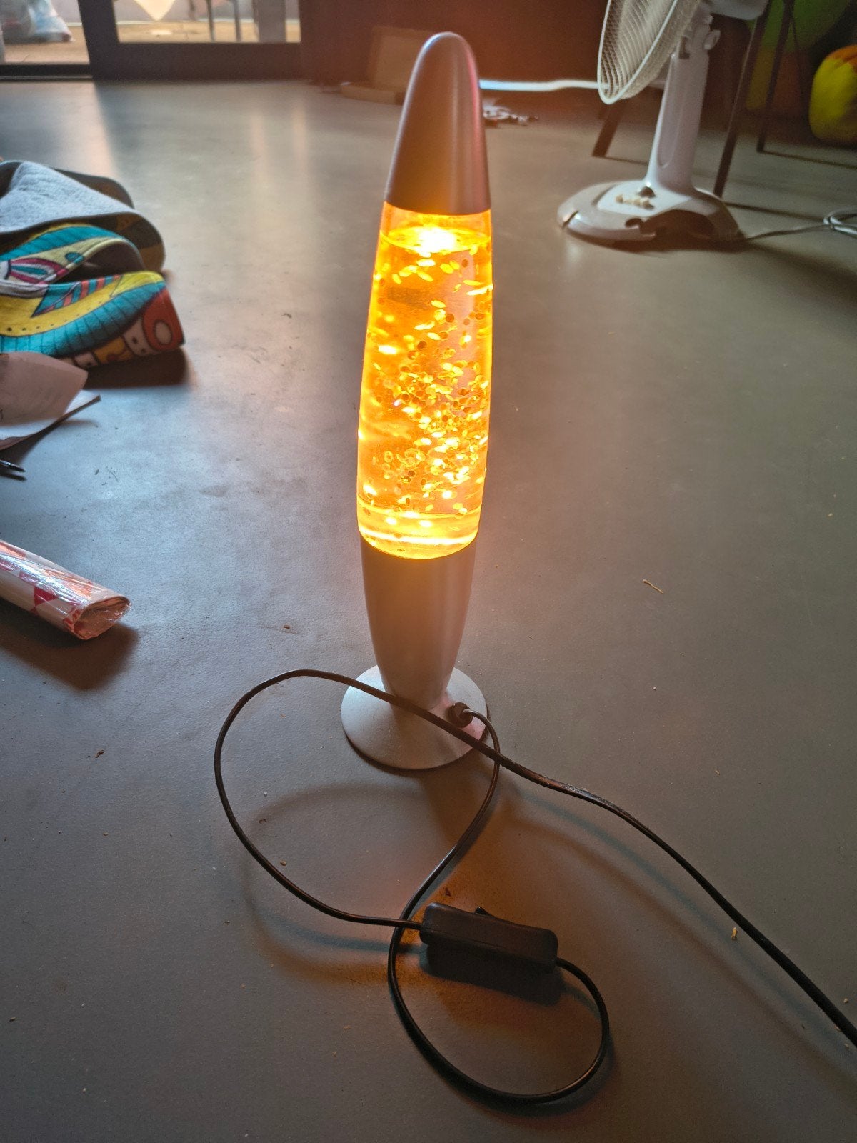 Lava lamp met rood licht en glinsteringen, 30 cm, Overige stijlen, Ophalen of Verzenden, Zo goed als nieuw