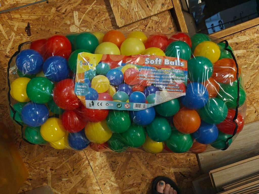 Assortiment plastiek ballen voor ballenbak, Ophalen