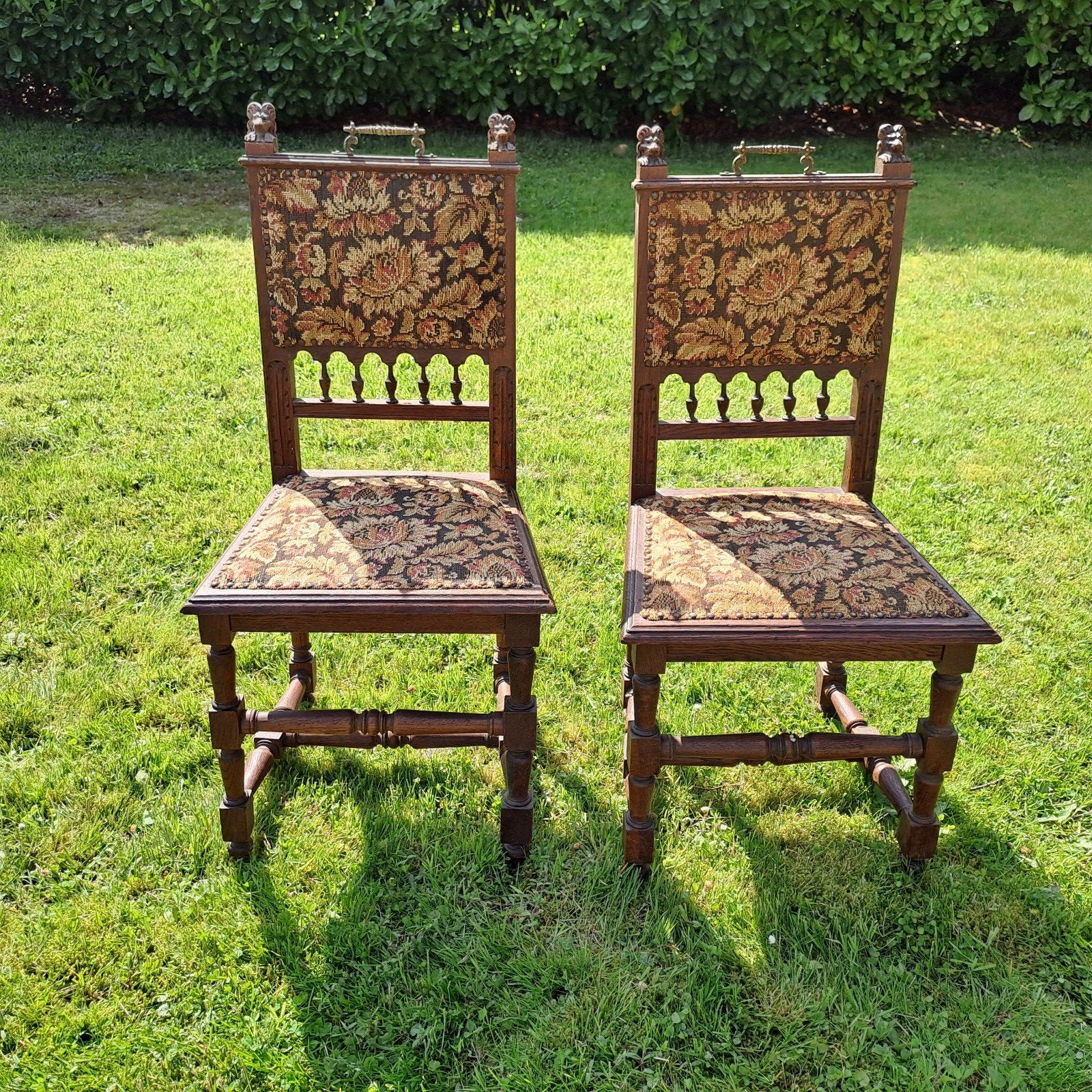 Antieke stoelen in houten stof, Ophalen