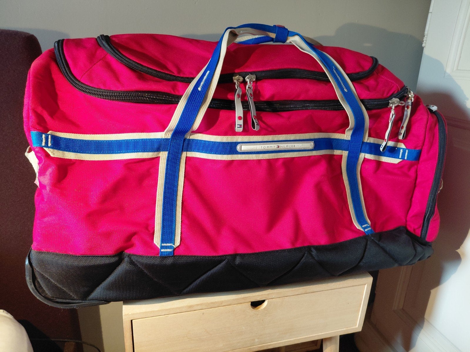 tommy hilfiger reistas/sporttas. rood blauw zwart, Handtassen en Accessoires, Tassen | Reistassen en Weekendtassen, Wieltjes, 30 cm of meer