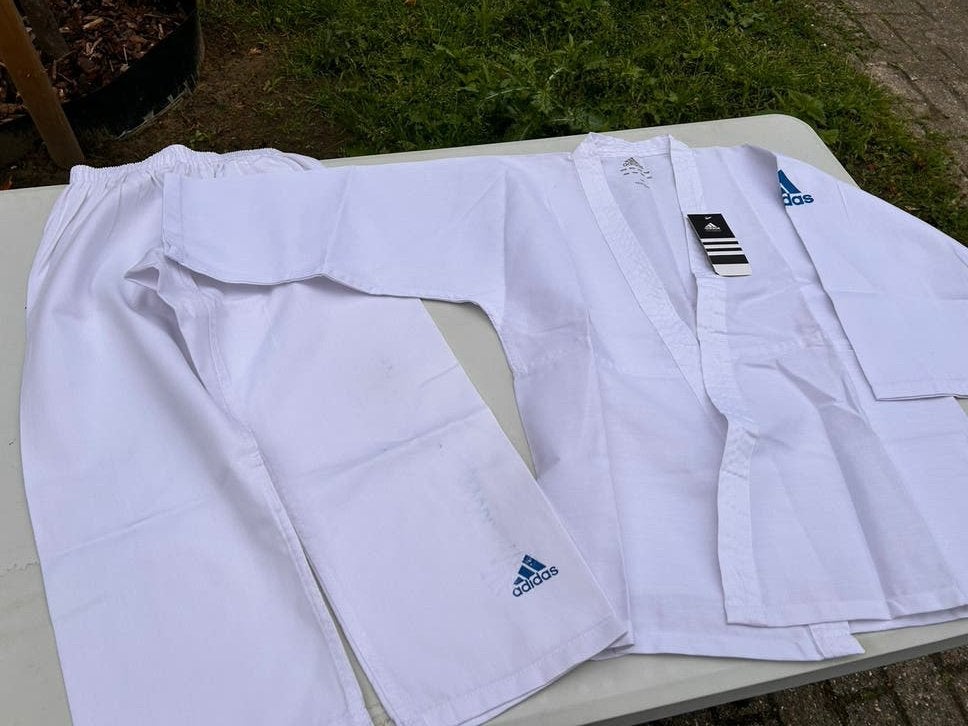 Kimono Adidas, Sports & Fitness, Sports de combat & Self-défense, Enlèvement, Comme neuf, Costume d'arts martiaux