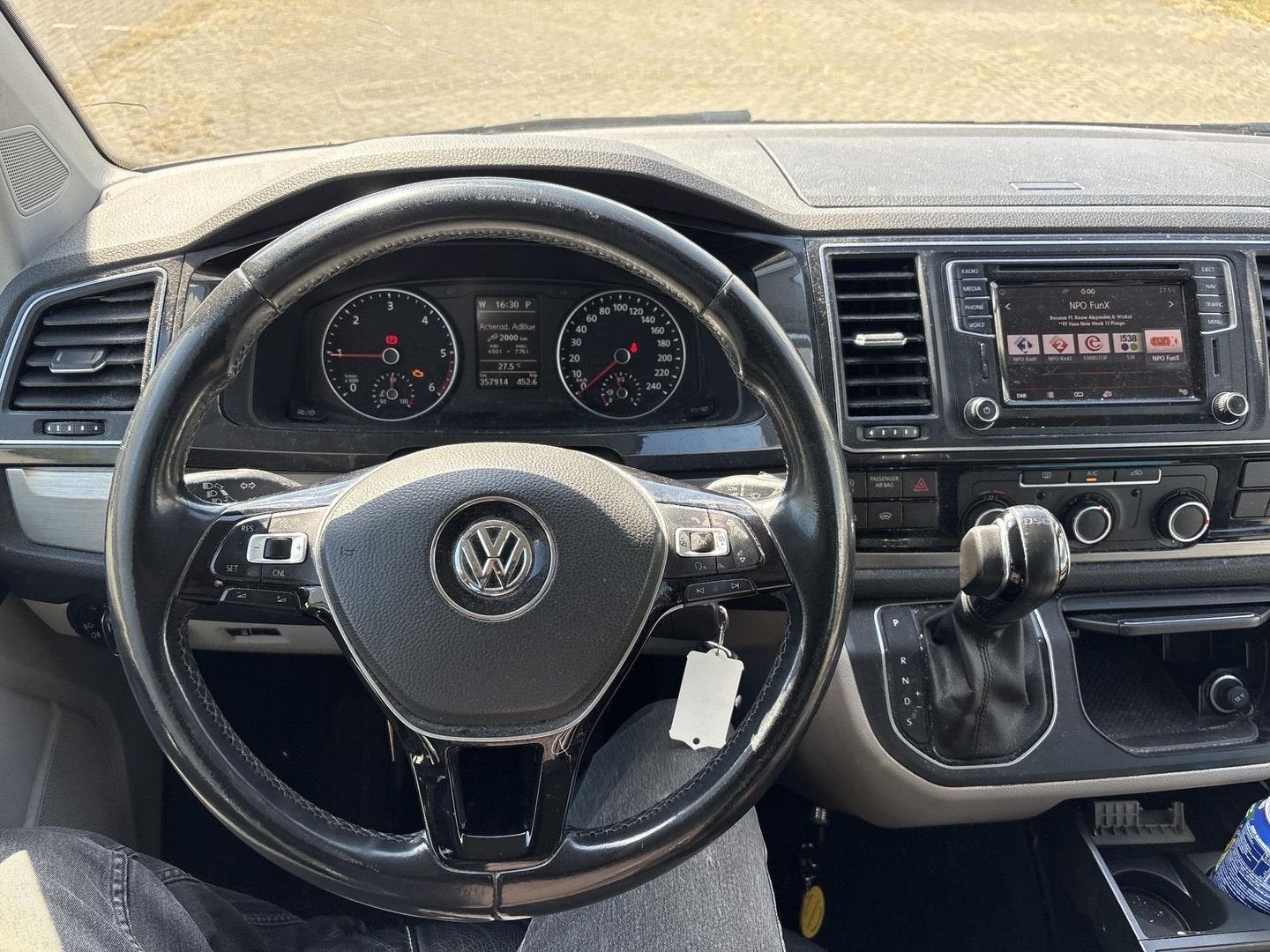 Volkswagen Transporter 2.0 TDI L2H1 Dubbel Cabine Highline |, Auto's, Bestelwagens en Lichte vracht, Automaat, Parkeersensor, Beige
