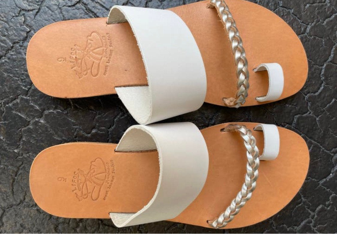 Nieuwe lederen witte sandalen met zilveren gevlochten bandje, Wit, Nieuw, Sandalen of Muiltjes, Ophalen of Verzenden