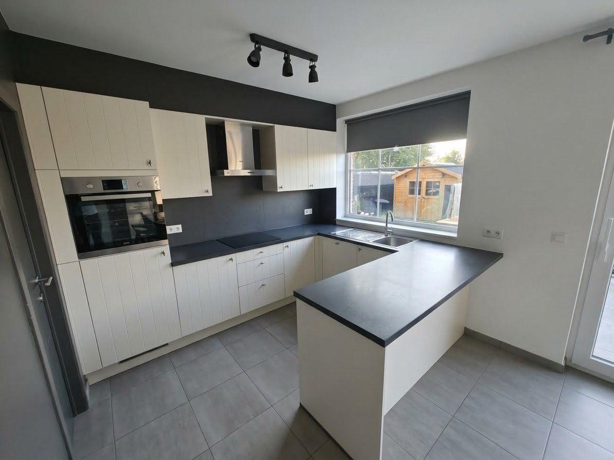 Keuken met eiland incl. oven, kookplaat, dampkap en frigo, Ophalen, Zo goed als nieuw, Crème, Met kookeiland