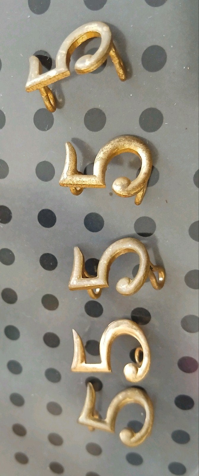 5 kleine gouden figuren in koperen reliëf die de, Ophalen, Gebruikt, Overige materialen