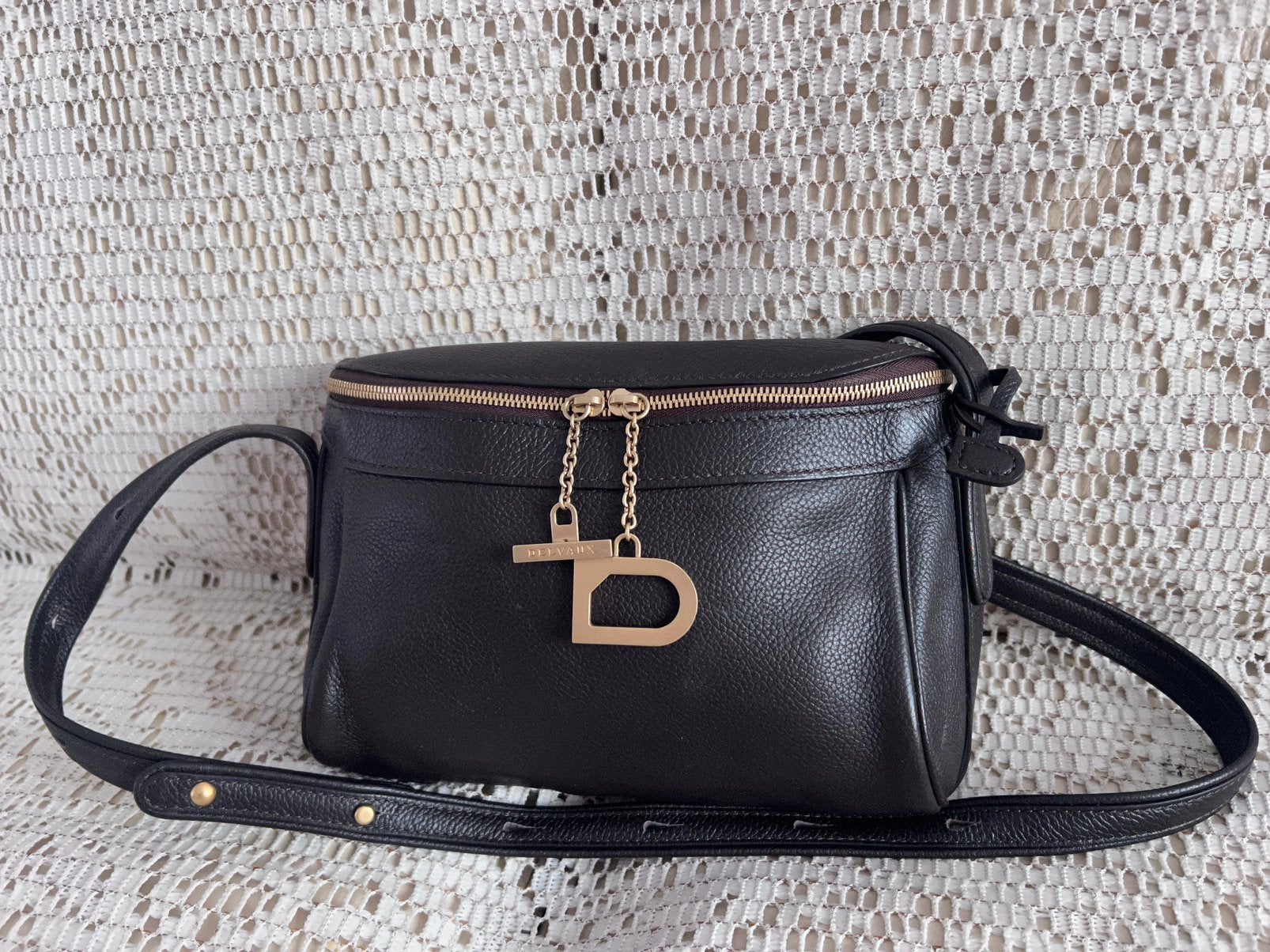 DELVAUX bruine leren schoudertas als nieuw, Ophalen of Verzenden, Zo goed als nieuw, Leer