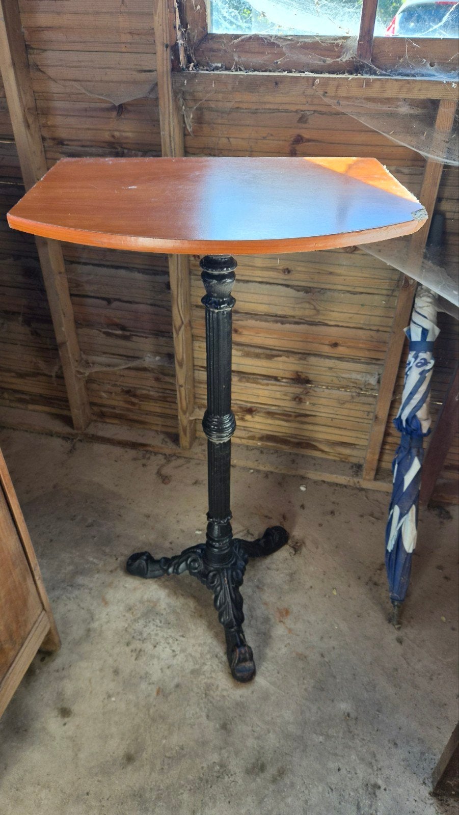 tafel met gietijzeren poot, Enlèvement, Utilisé