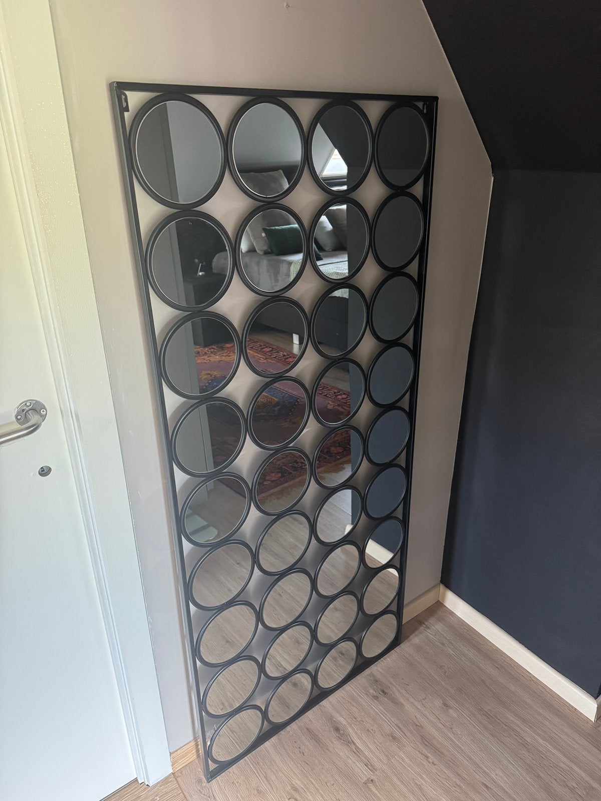 Moderne ronde designspiegel met zwarte geribbelde rand., Huis en Inrichting, Woonaccessoires | Wijnrekken, Zo goed als nieuw, Glas
