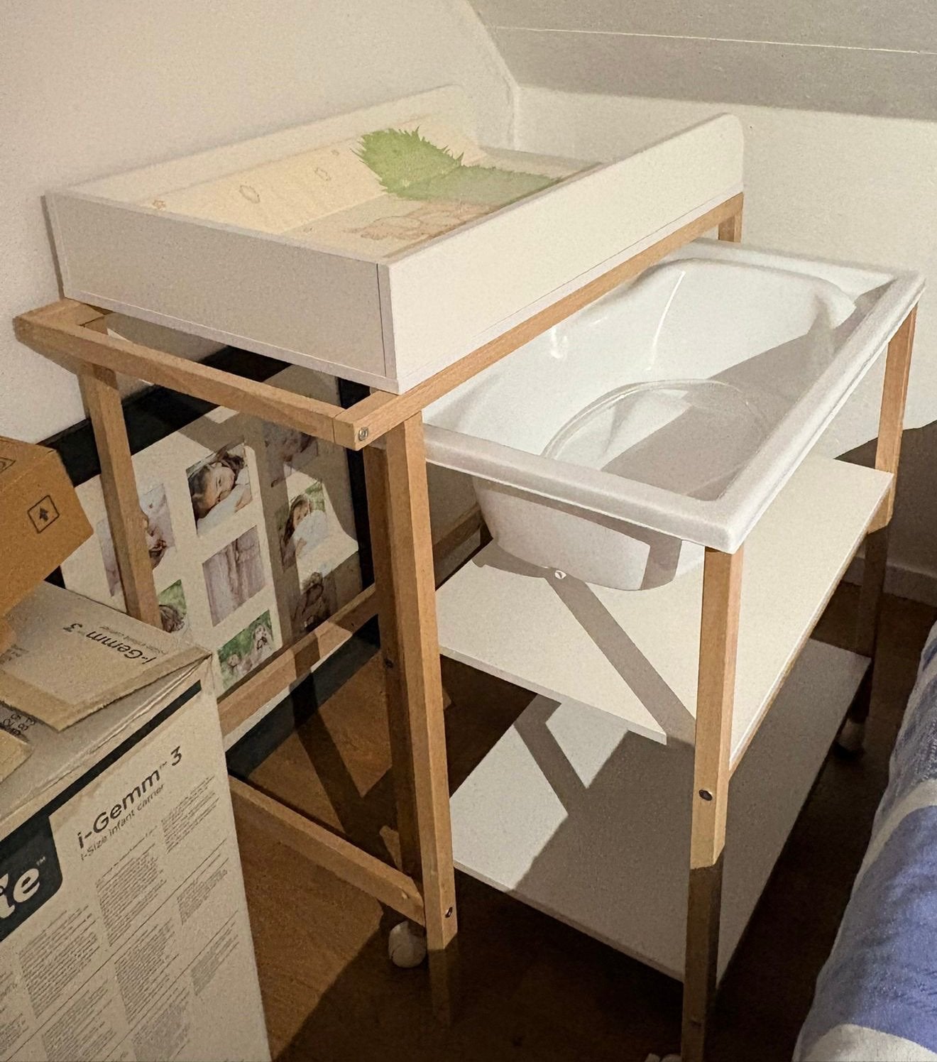 Verzorgtafel met verplaatsbaar bad en opbergruimte., Kinderen en Baby's, Ophalen, Zo goed als nieuw, Badje