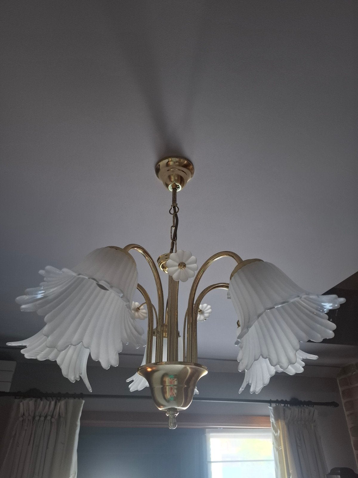 Goudkleurige kroonluchter met 5 kelken van melkglas, Ophalen