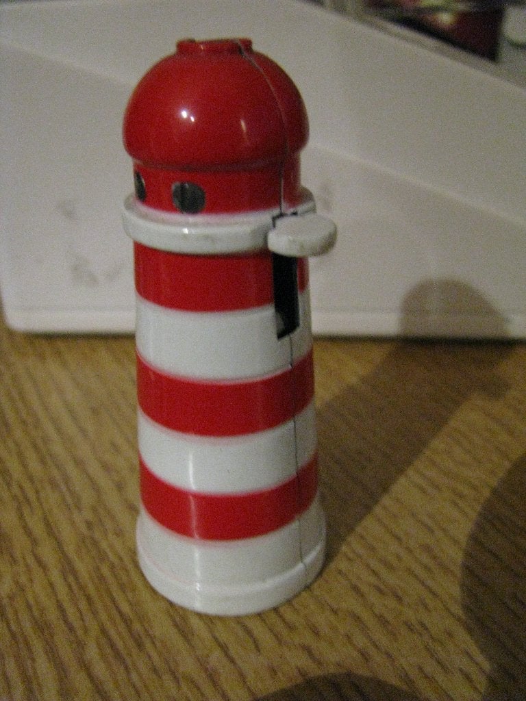 Vuurtoren aansteker rood wit metaal, Ophalen of Verzenden, Zo goed als nieuw, Aansteker