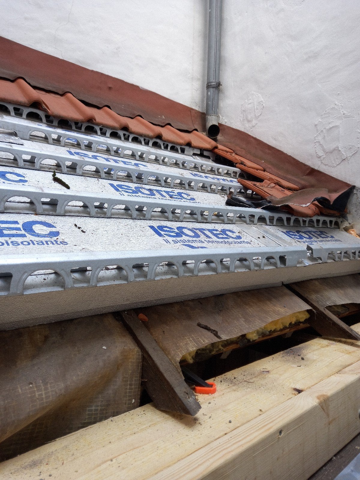 Isotec isolatiepanelen met dakpandragers + dakpannen en goot, Enlèvement