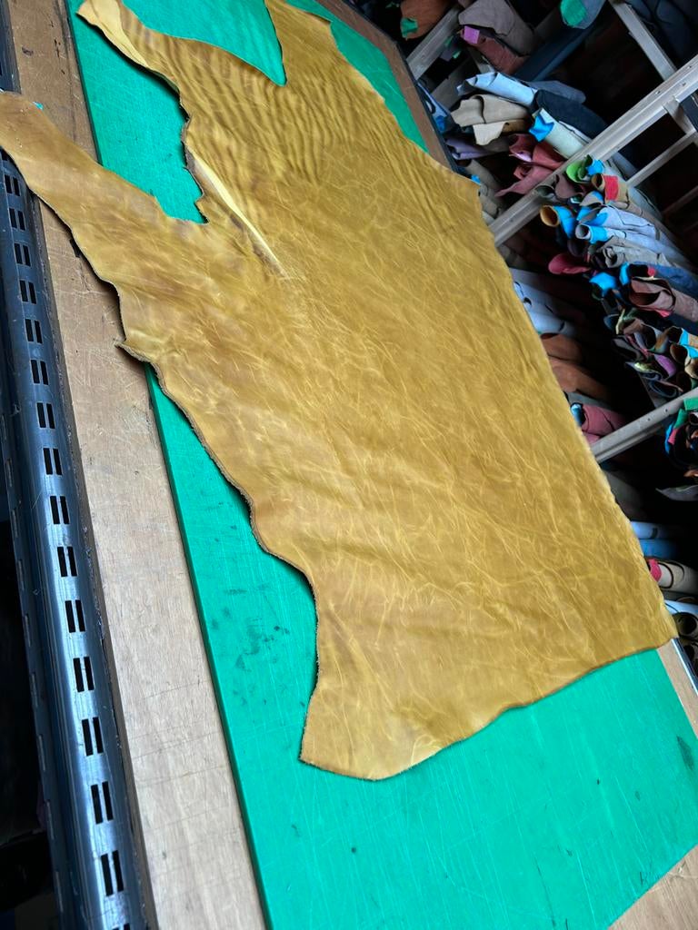 Goud gele kleur leer lap 1.3mm dikte iets stug en glad A-195, Ophalen of Verzenden