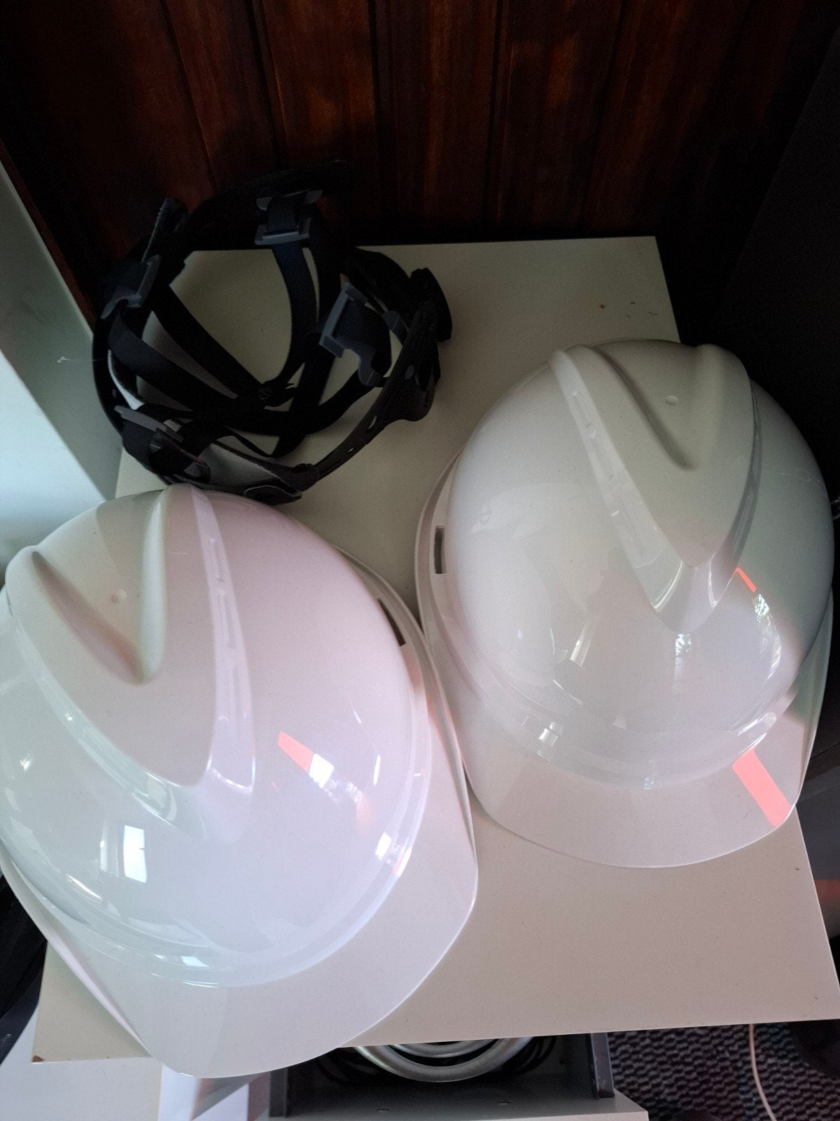 2 nieuwe veiligheidshelmen, Ophalen