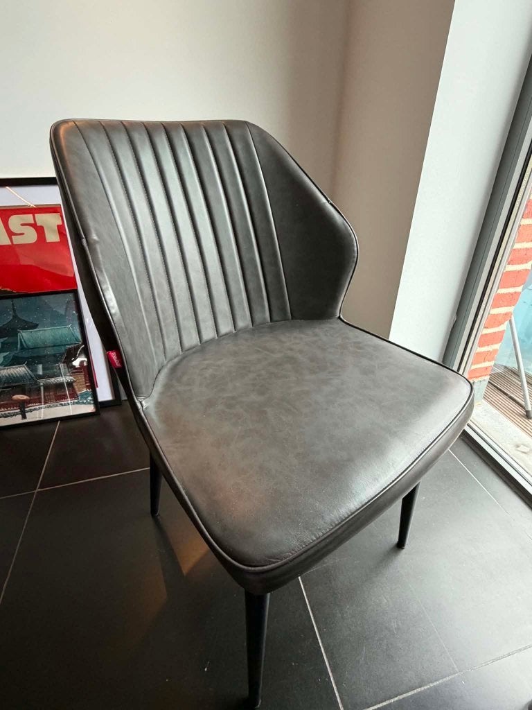 Gebruikte grijze lederlook eetkamerstoel 4x, Maison & Meubles, Chaises, Enlèvement, Noir, Tissus