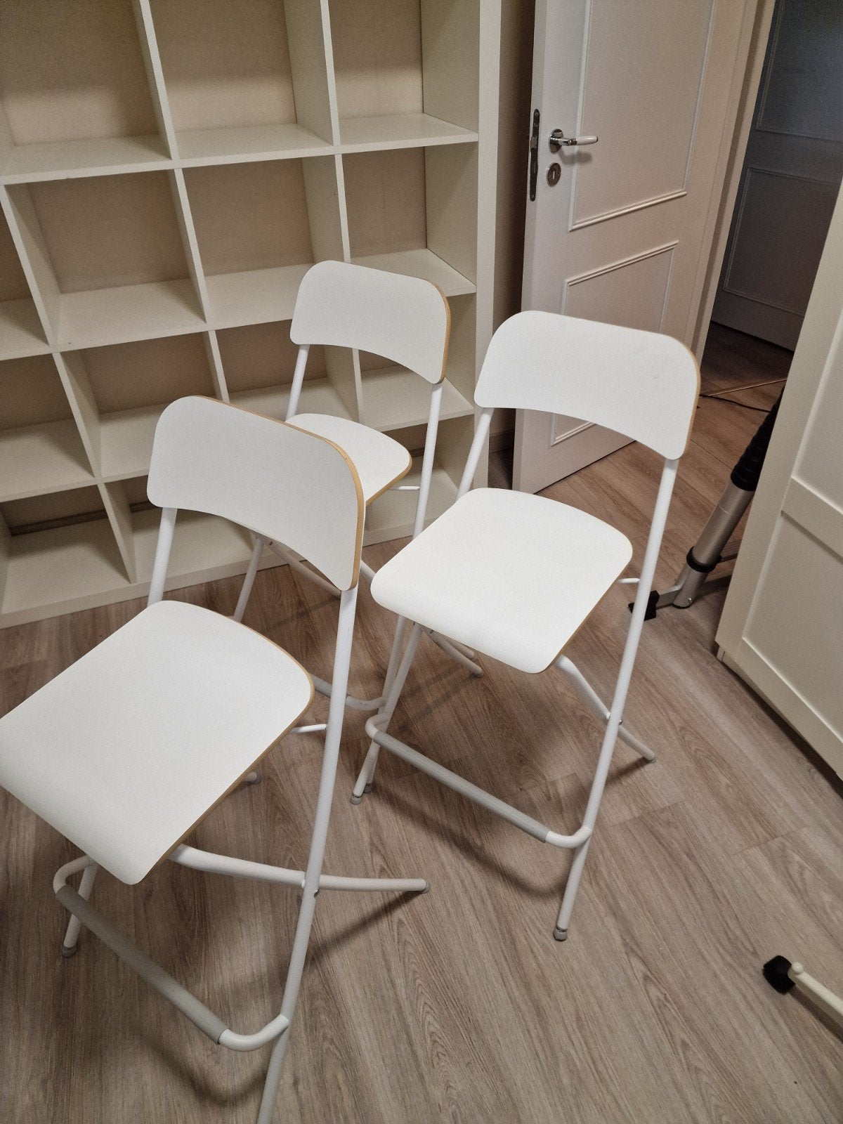 3x FRANKLIN barstoelen - wit, 63 cm, opklapbaar, 3 krukken, Ophalen, Zo goed als nieuw