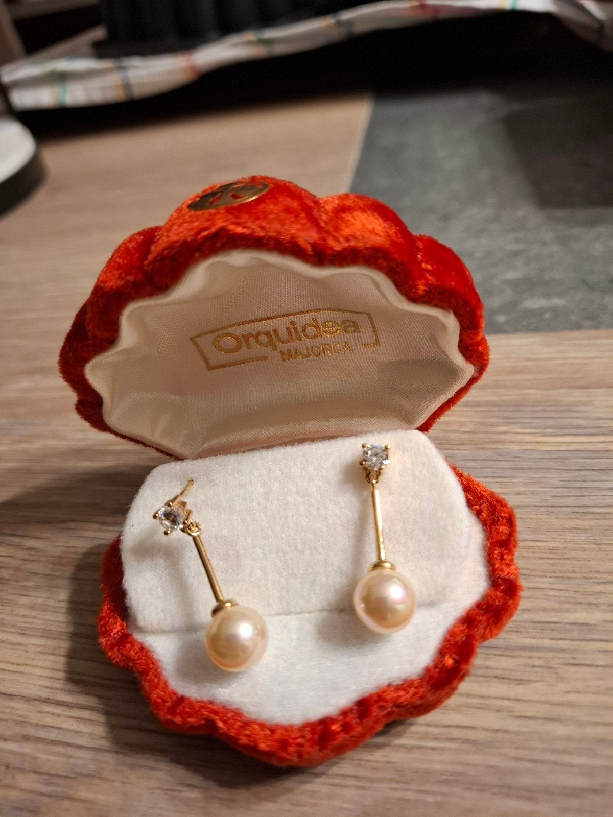 Boucles d'oreilles  de mallorque, Enlèvement