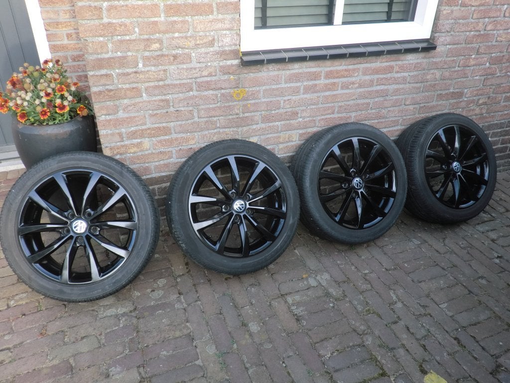 VW  velgen /banden 17 inch zwart  nette staat  5x112, Autos : Pièces & Accessoires, Pneus & Jantes, Pneus et Jantes, Véhicule de tourisme