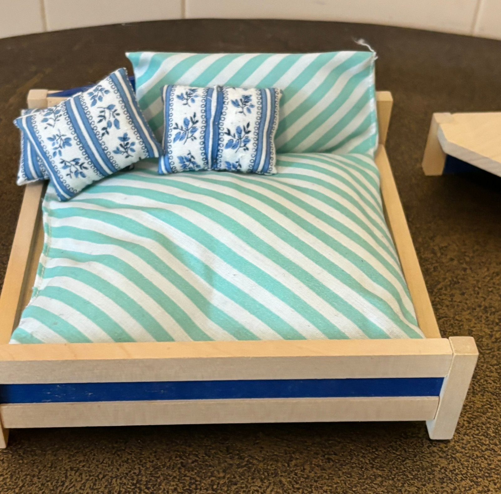 Vintage houten poppenhuisbed  Bodo Hennig, Ophalen of Verzenden, Zo goed als nieuw, Poppenhuis