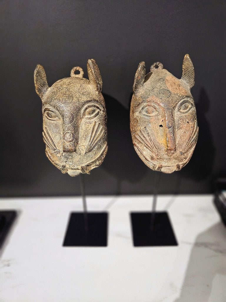 Prachtig paar Benin-stijl bronzen luipaardmaskers, Antiek en Kunst, Ophalen, Brons