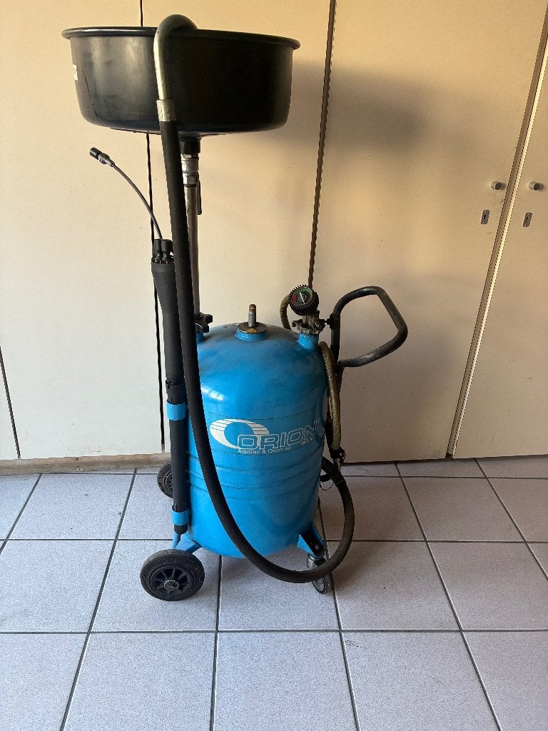 Mobiele Opvangbak olie, Ophalen