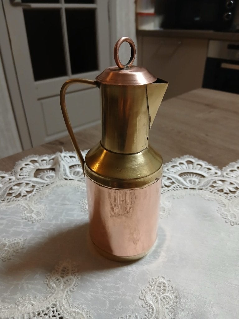 Cruche avec couvercle, Enlèvement, Cuivre