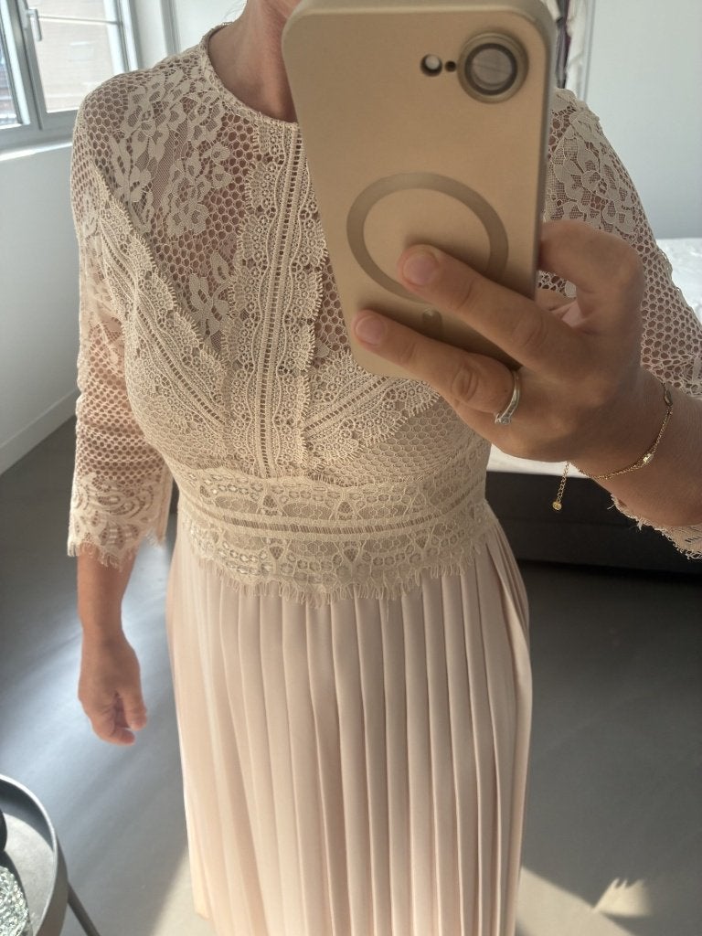 Roos/beige kleed met kant met onderkleed, Beige, Ophalen of Verzenden, Zo goed als nieuw, Maat 36 (S)