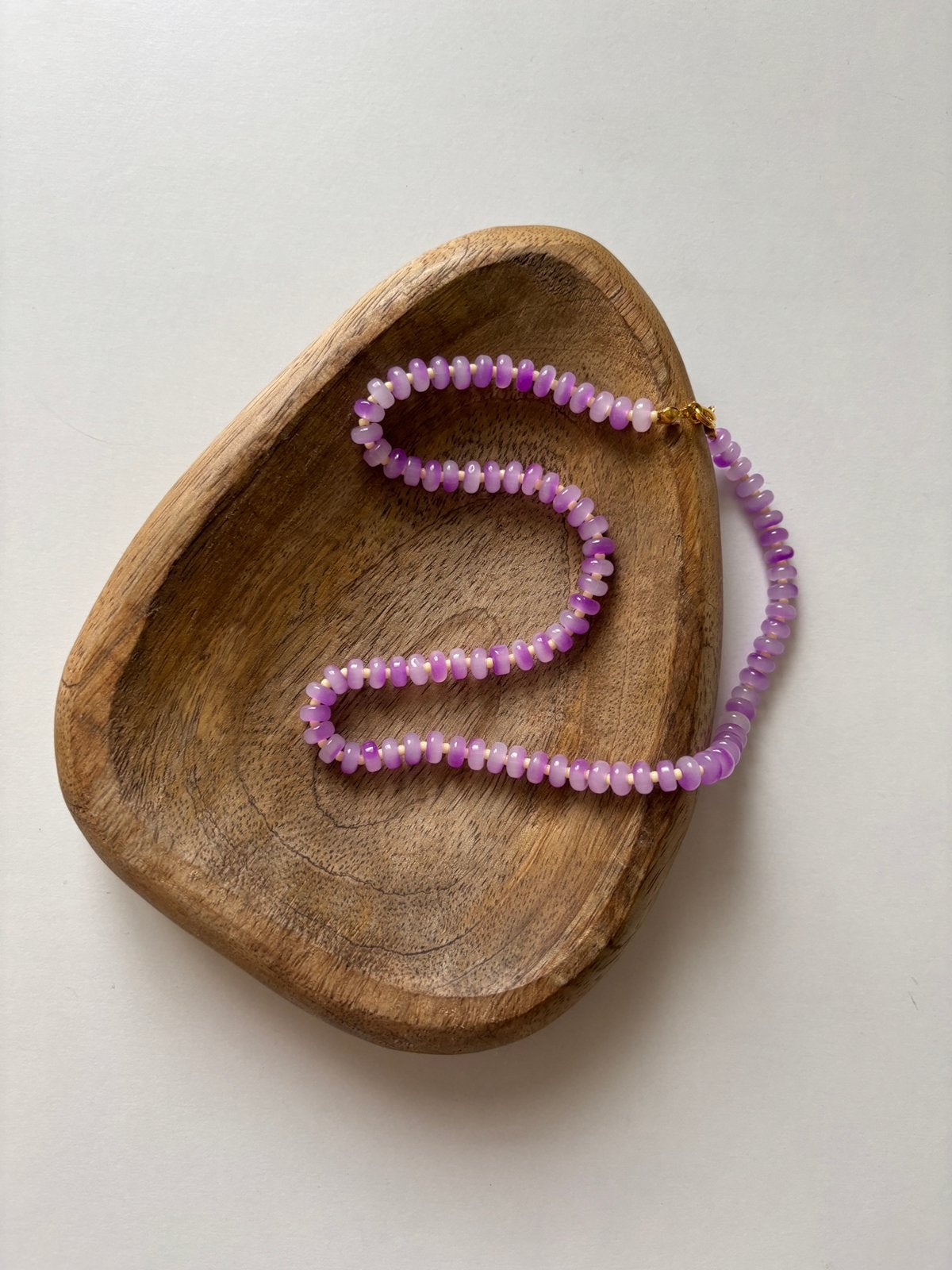Handmade glassbead necklace purple, Bijoux, Sacs & Beauté, Enlèvement ou Envoi, Neuf, Violet, Autres matériaux
