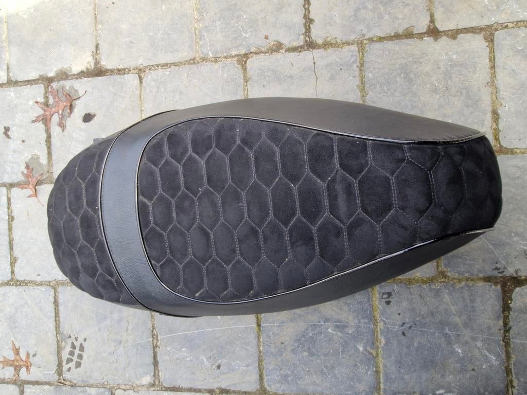 Zip 2000 zadel (gloednieuw alcantara), Motoren, Ophalen of Verzenden