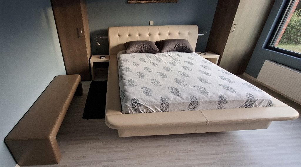 2 persoons bed met nachttafeltjes en bijhorende bank, Huis en Inrichting, Slaapkamer | Bedden, Ophalen, Overige materialen, Beige