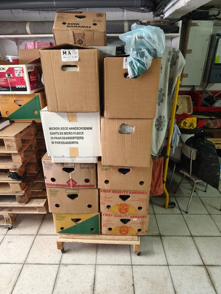 dozen rommelmarkt+rek voor whiskymerken, Ophalen, Gebruikt