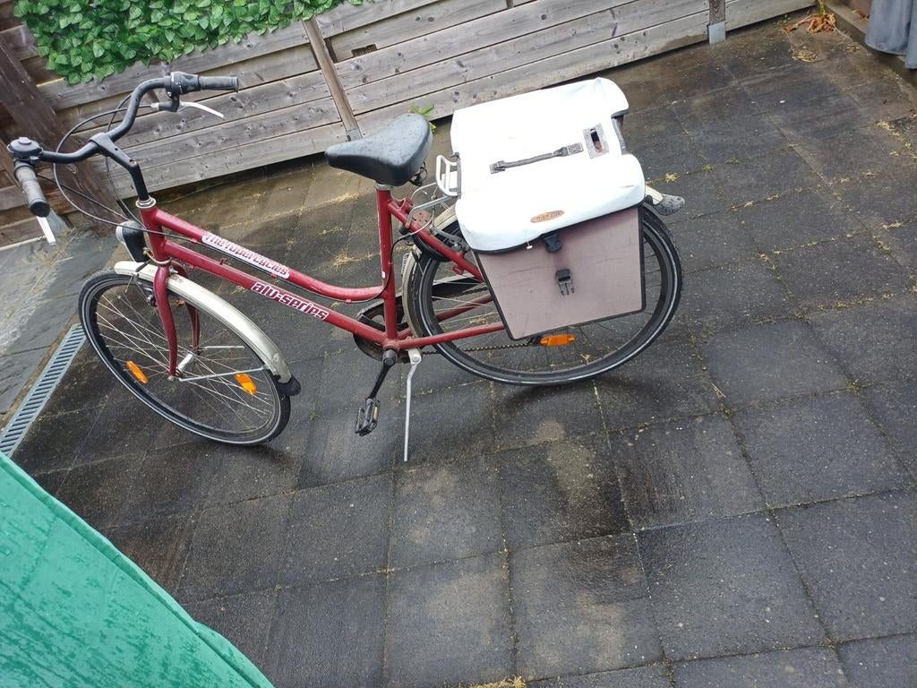 Een dames fiets met tassen, Ophalen