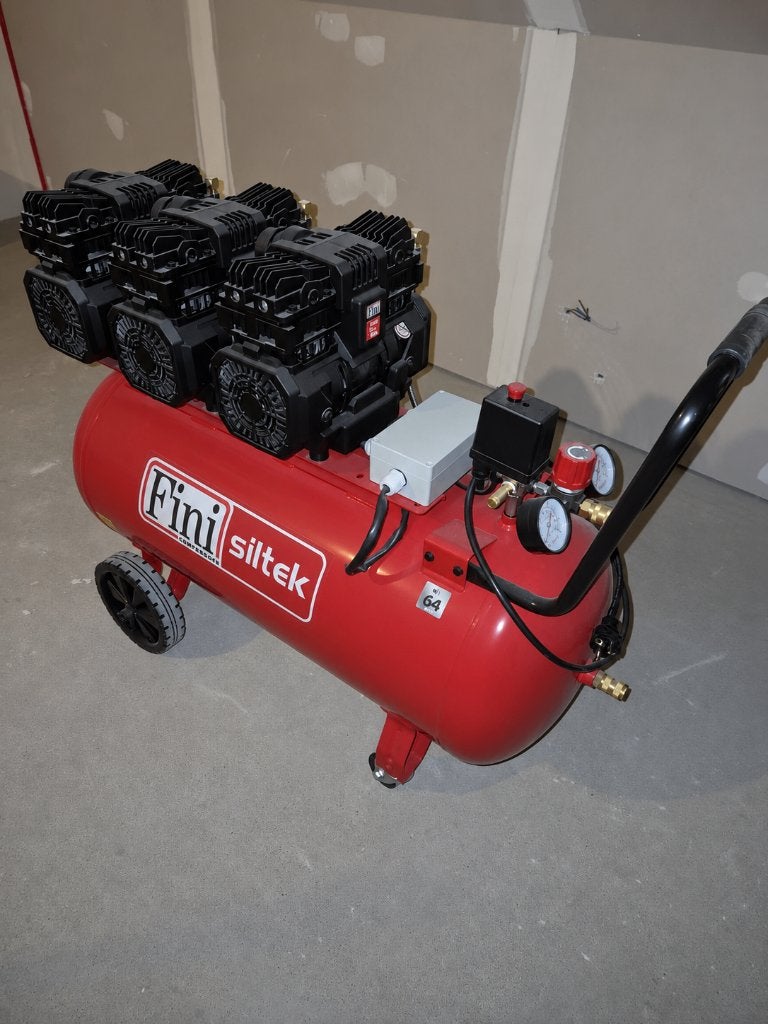 SILTEK Compressor 100L / 8BAR / Olievrij / 4PK / 330L min., Ophalen, Gebruikt, Olievrij, 200 tot 400 liter/min