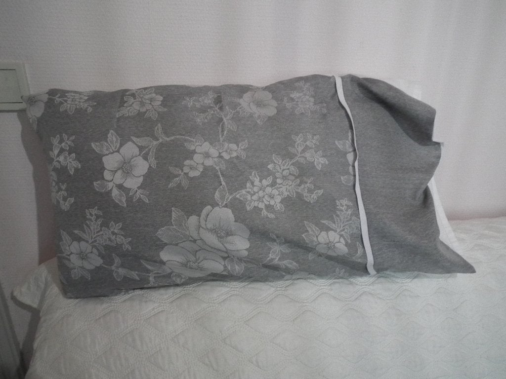 Coussin avec housse (longueur 65 cm / largeur 35 cm), Oreiller, Comme neuf, Autres marques, Envoi