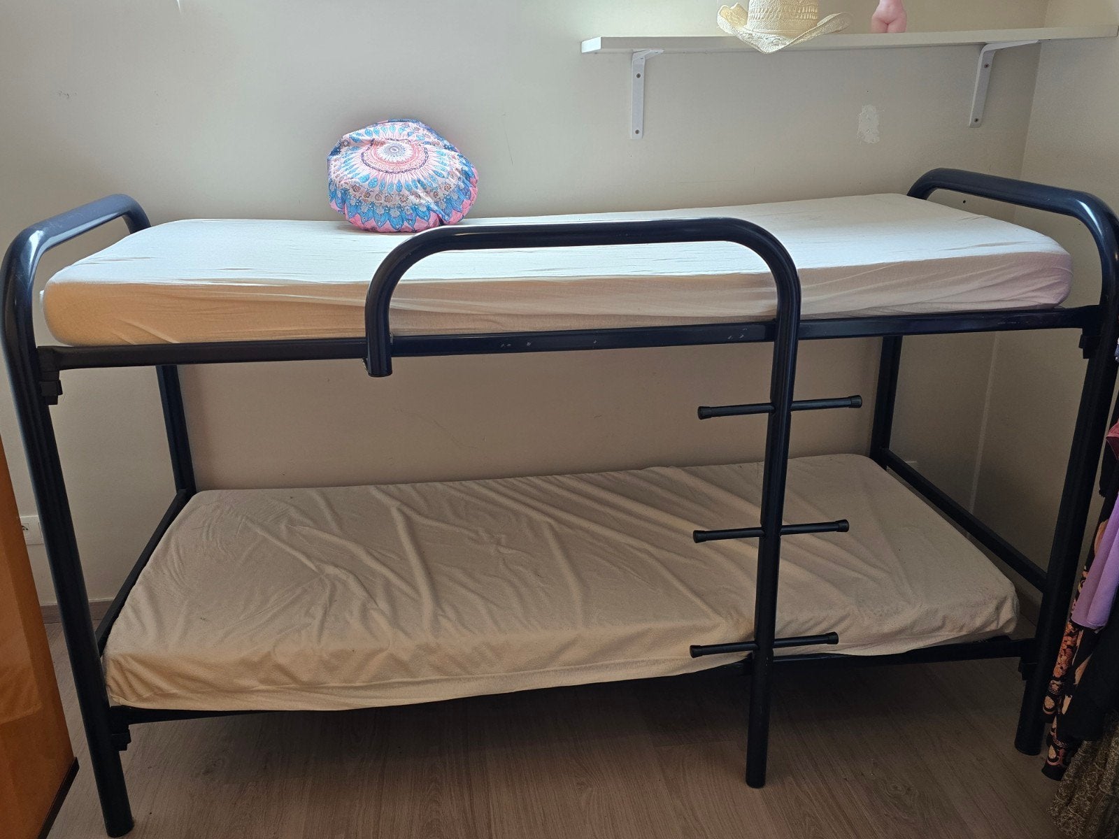 Goed onderhouden metaal stapelbed met 2 matrassen., Ophalen, Stapelbed