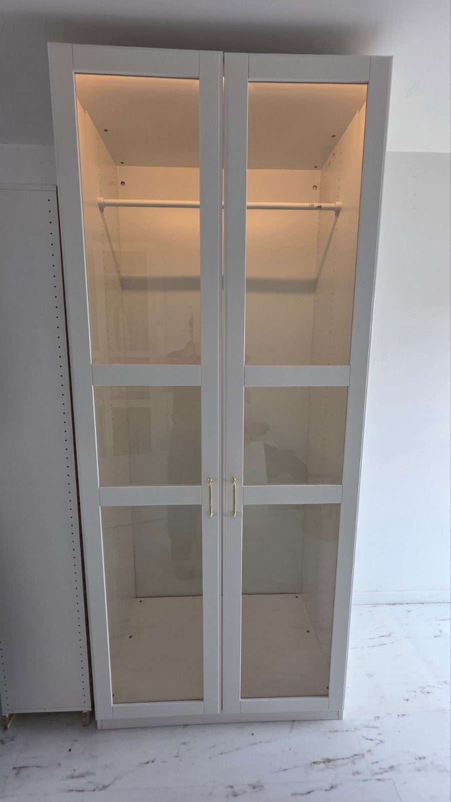 IKEA PAX kledingkast met glazen deuren en LED-verlichting —, Met deur(en)