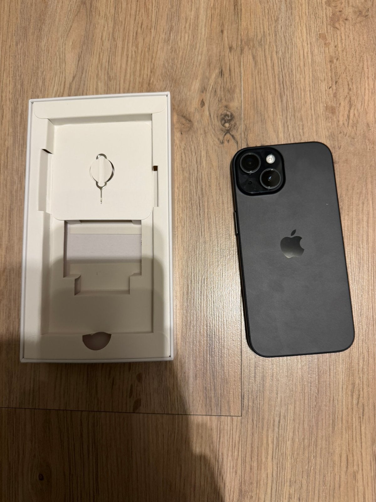Iphone 15 128gb refurbished niks aan alles werkt goed, Telecommunicatie, Ophalen, Nieuw, IPhone 15, Zwart