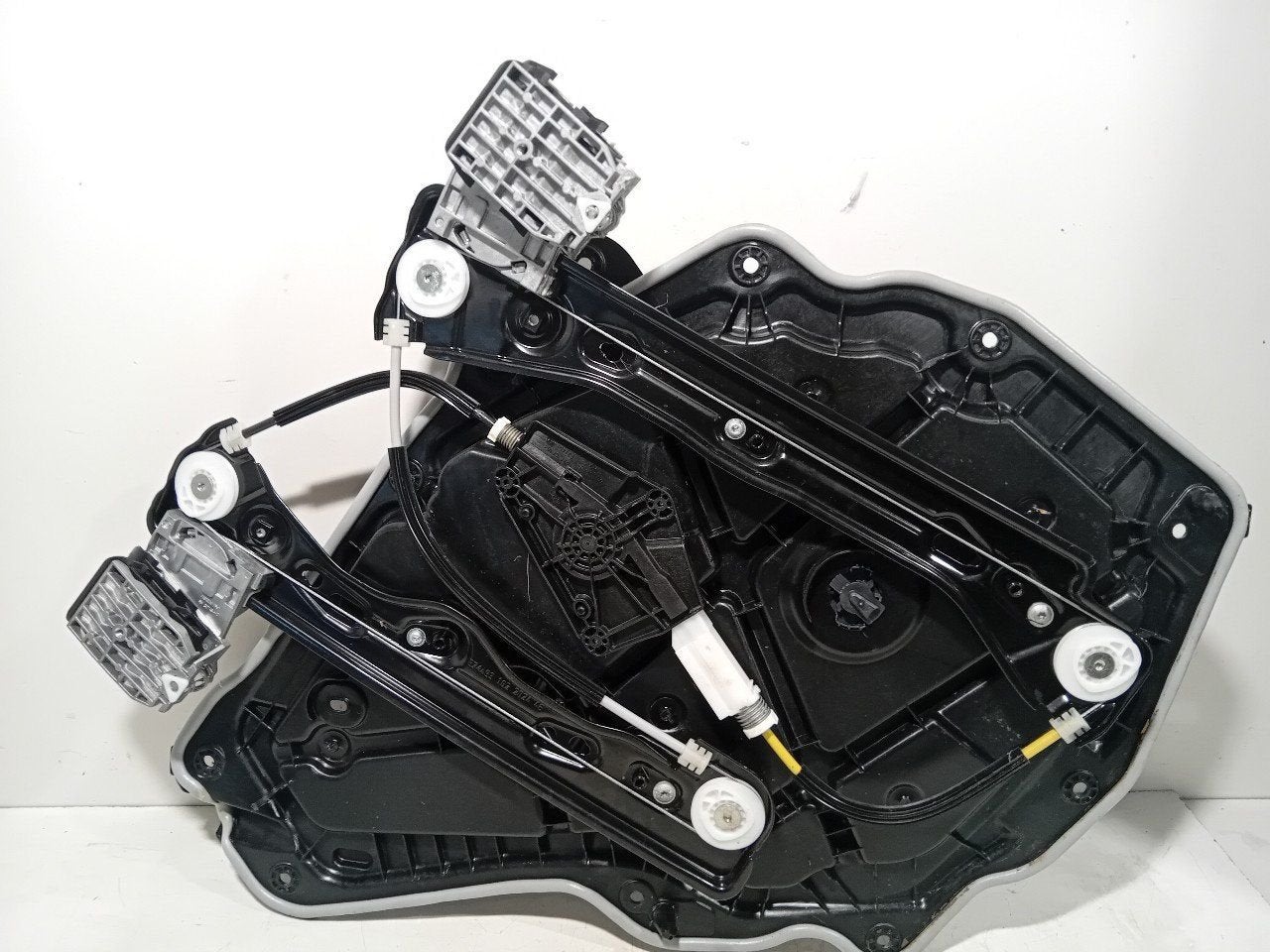 Raammechaniek elektrisch rechts achter Tesla Model Y, Onderdelen@venauto.nl, Van der Ven Autorecycling B.V., Gebruikt, Ettenseweg 76, 4706 PB Roosendaal, The Netherlands