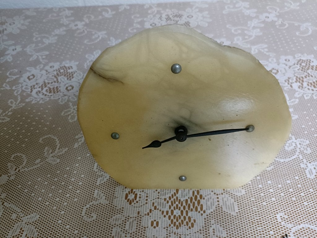 Belle horloge sur pied en albâtre, aspect marbre, Antiquités & Art, Enlèvement ou Envoi