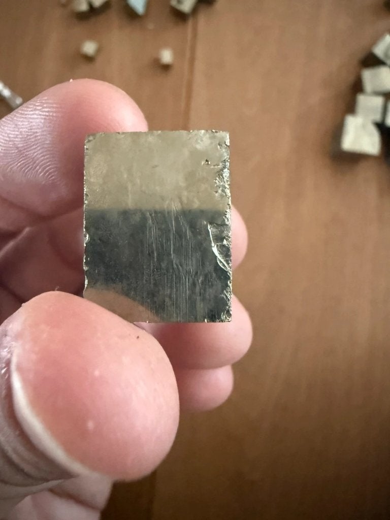 Cube de pyrite miroir doré Navajún Espagne n2, Collections, Enlèvement ou Envoi, Minéral
