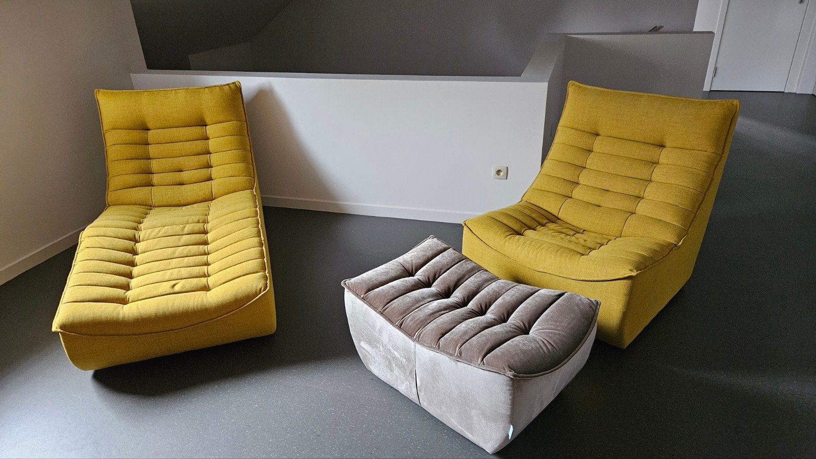 set longchair + 1 zit + poef mustard yellow/taupe, Ophalen, Modern design, 150 tot 200 cm, Tweepersoons